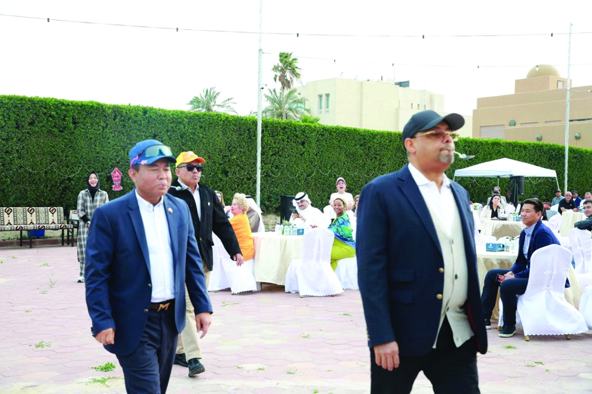 سفراء شاركوا في لعبة نقل الكرات بالملعقة