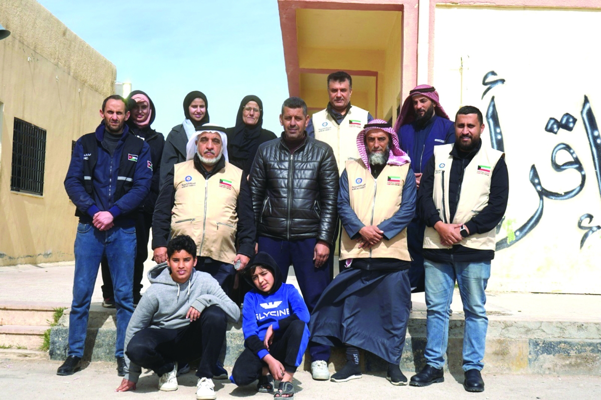 الزامل مع فريق «النجاة» بالأردن أثناء تفقد مشاريعها الخيرية