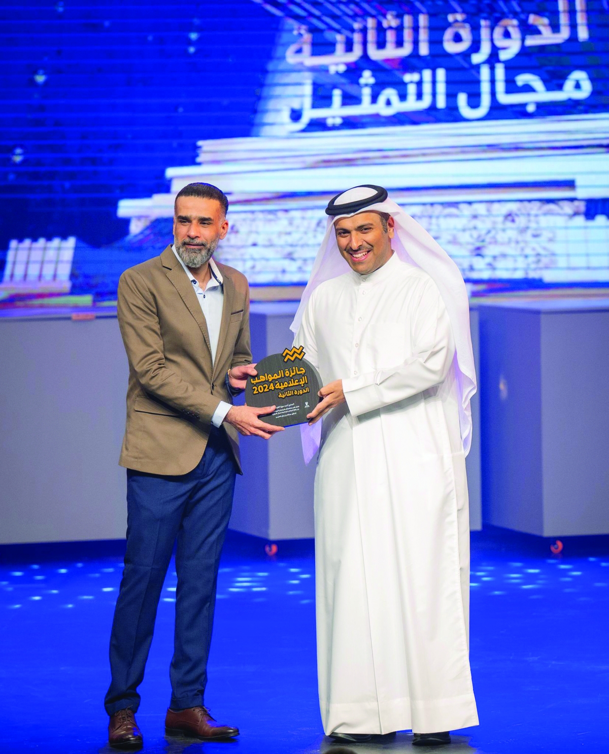 


وزير الإعلام البحريني مكرّماً الفردان عن «نقدر نحلم» 