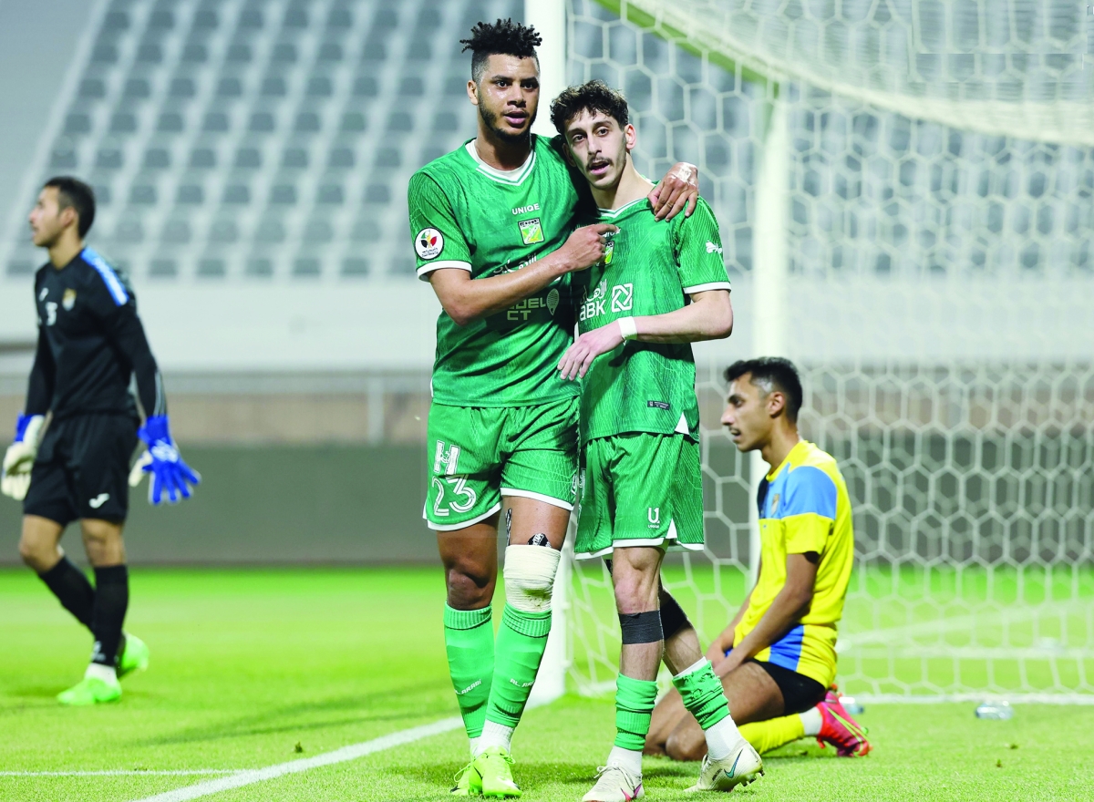 حمزة خابا وسلمان العوضي يحتفلان بالهدف الأول 	 (موقع النادي العربي) 