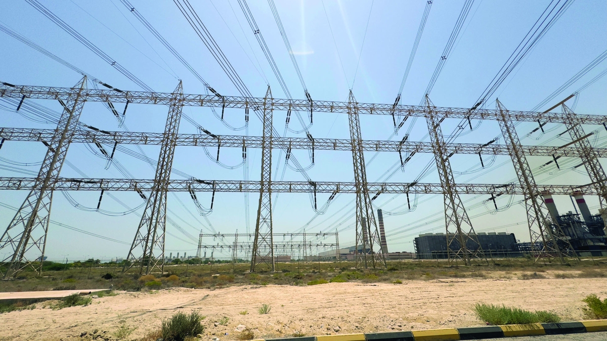 


خطوط نقل التيار من محطة الزور	 (تصوير أسعد عبدالله) 