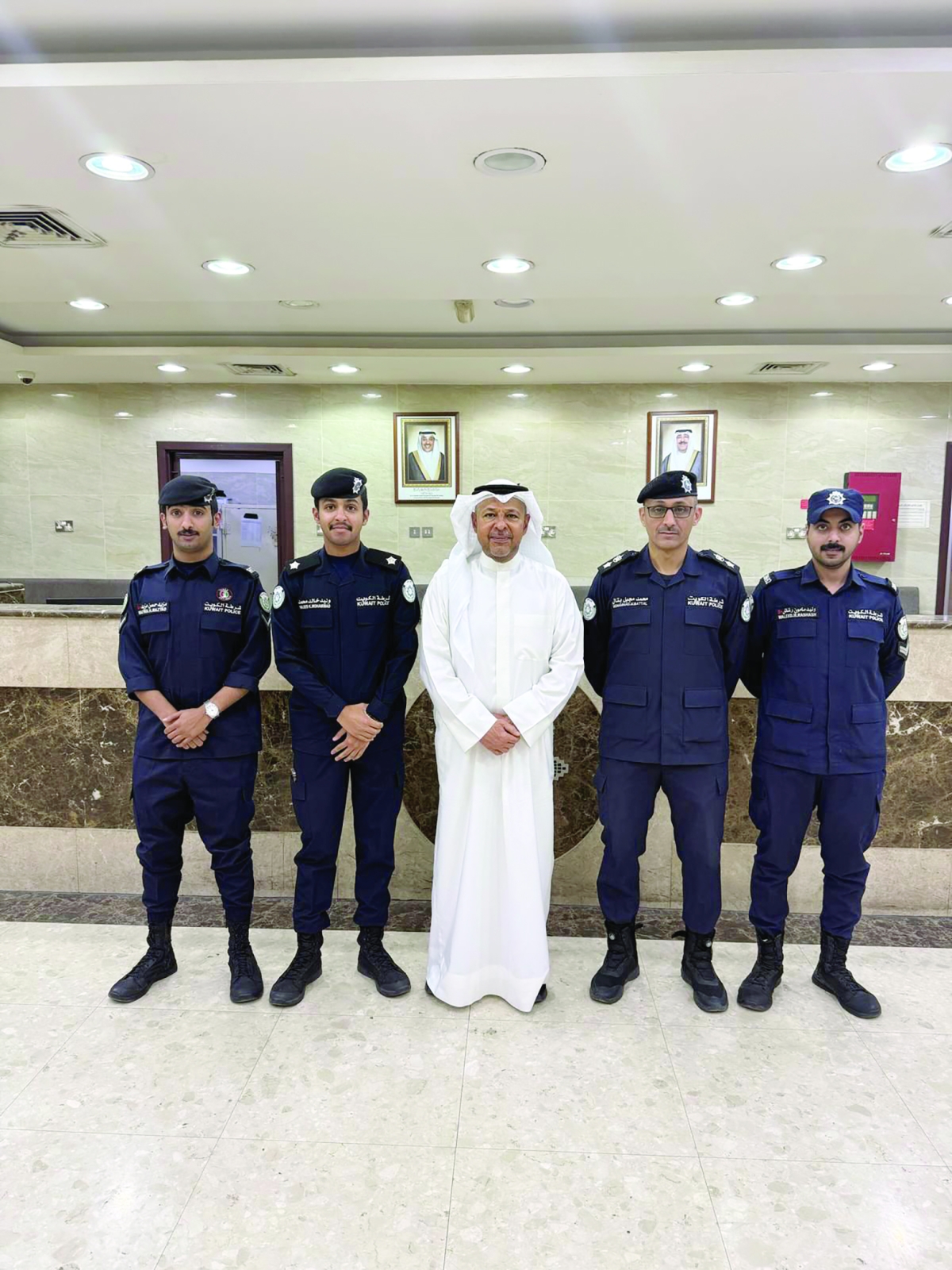 محافظ الفروانية متوسطاً رجال أمن المخفر