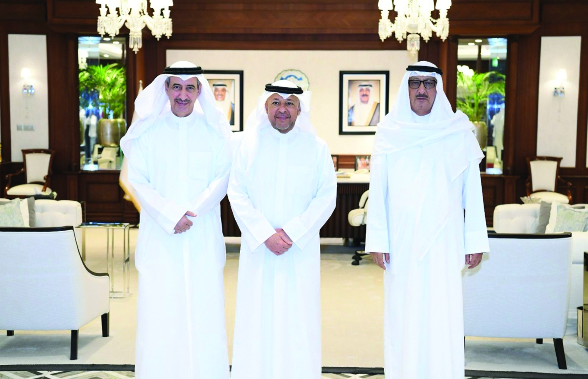 


المحافظ خلال استقباله المهنئين 