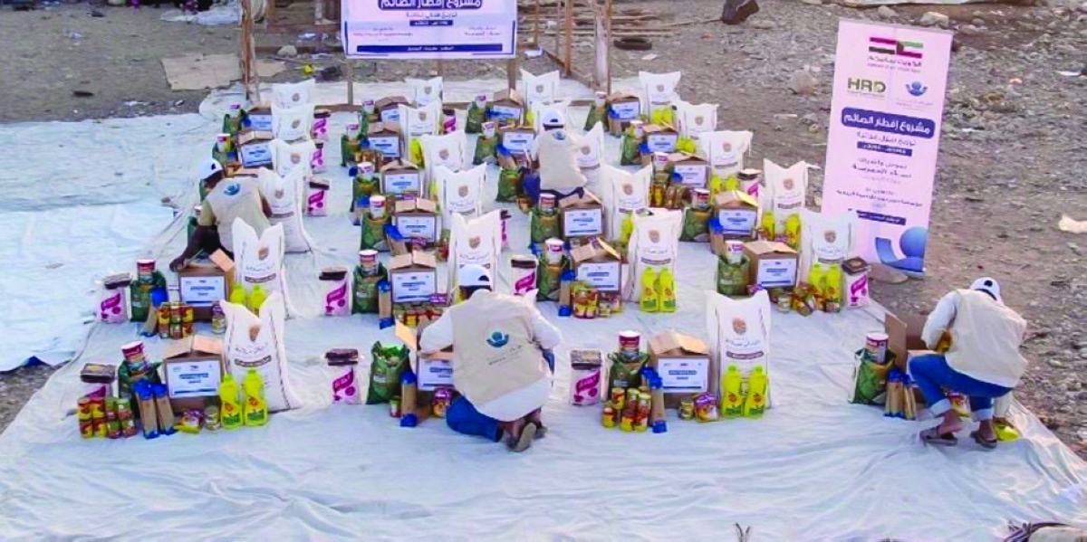 إعداد السلال الرمضانية قبيل توزيعها على المحتاجين