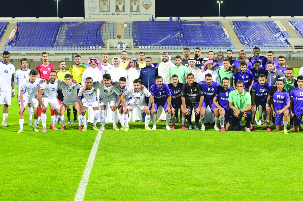 


أحمد اليوسف متوسطاً لاعبي الفريقين 