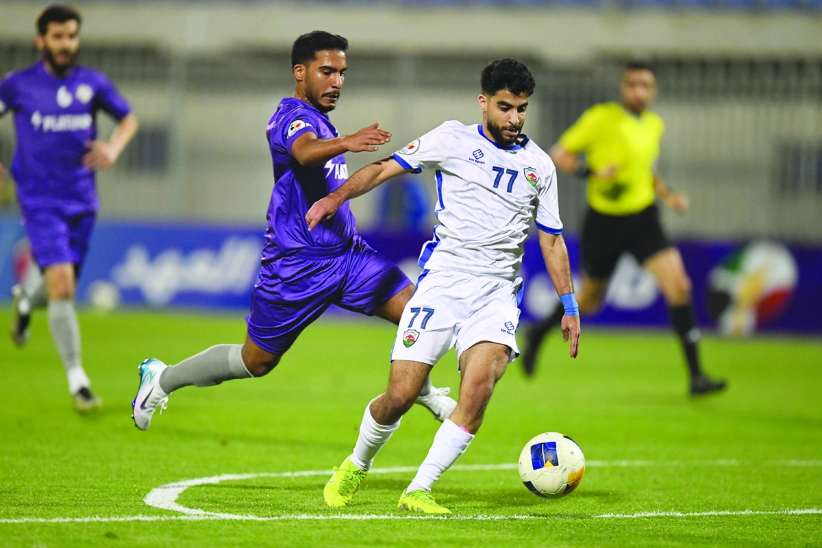


لاعب الجهراء أحمد الشمري يستحوذ على الكرة من أمام لاعب الجزيرة 