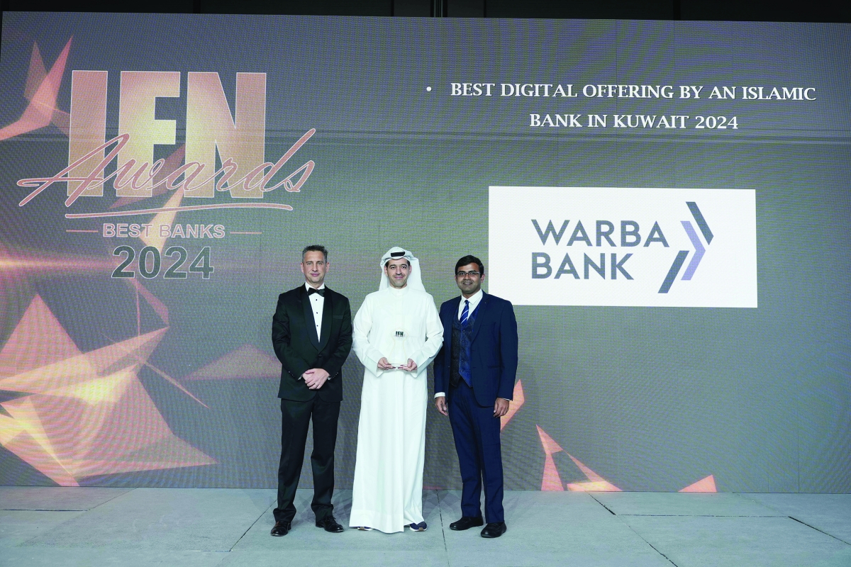 


جانب من تسلم جائزة أفضل بنك إسلامي بالخدمات الرقمية 