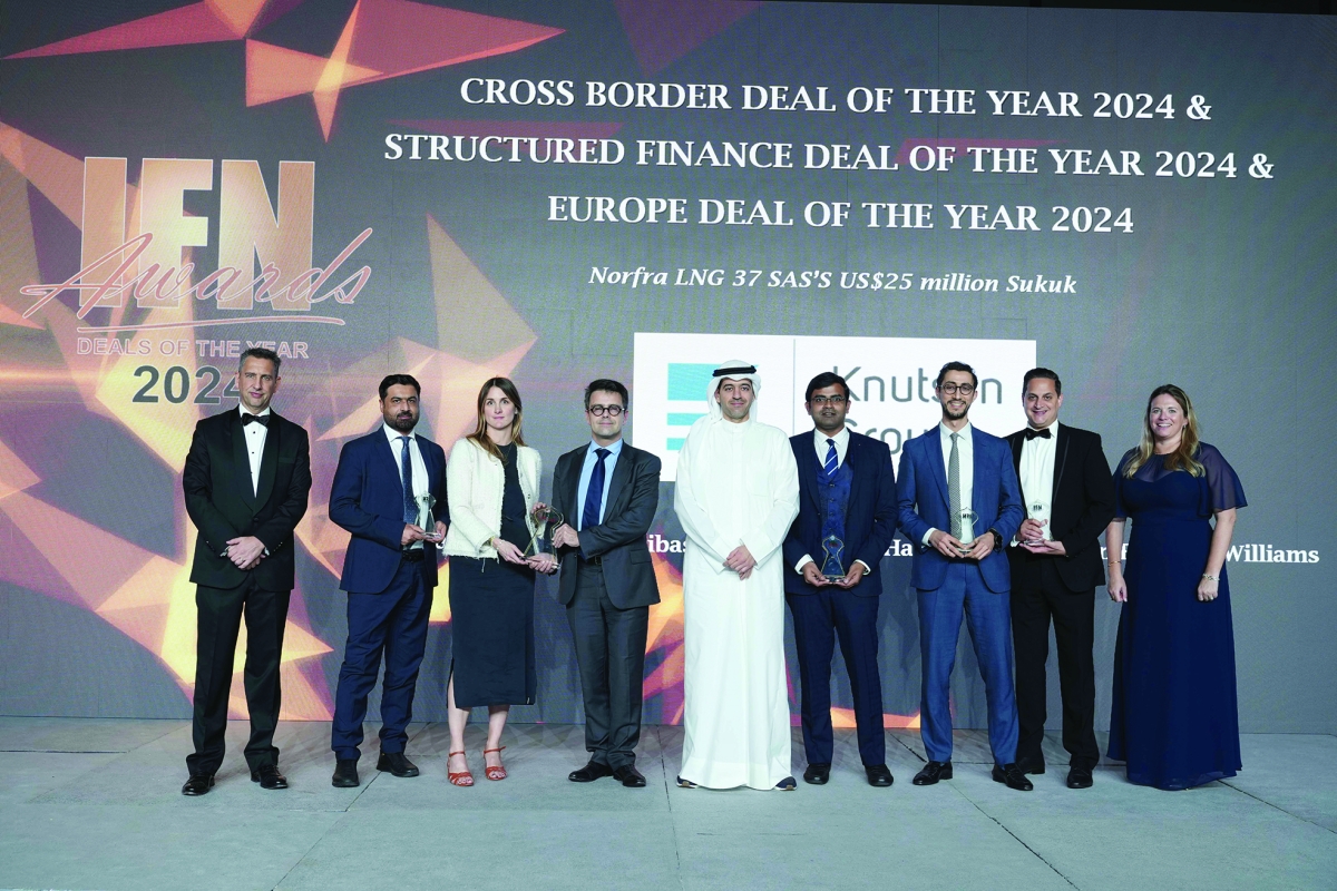 


... وخلال تسلم جوائز إصدار صكوك لـ«Norfra LNG» 