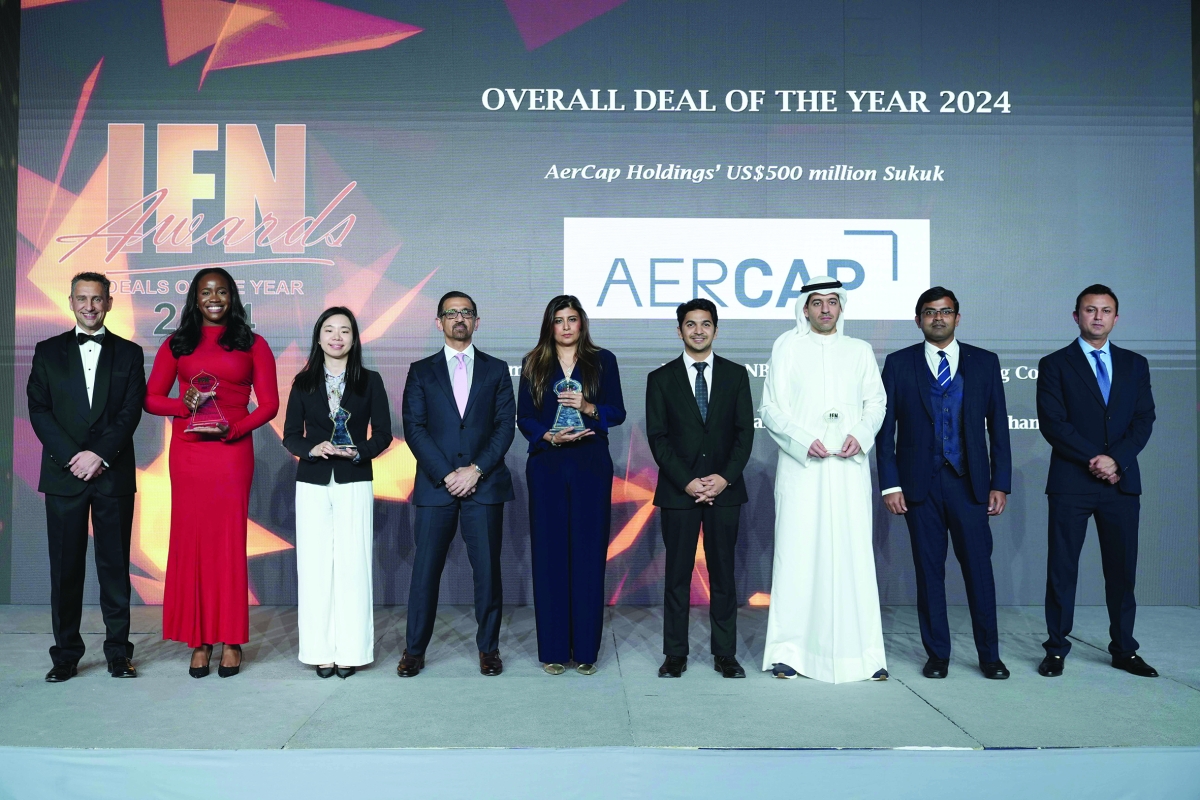 


ممثلو «وربة» أثناء تسلم جوائز صكوك «AerCap Holding» 