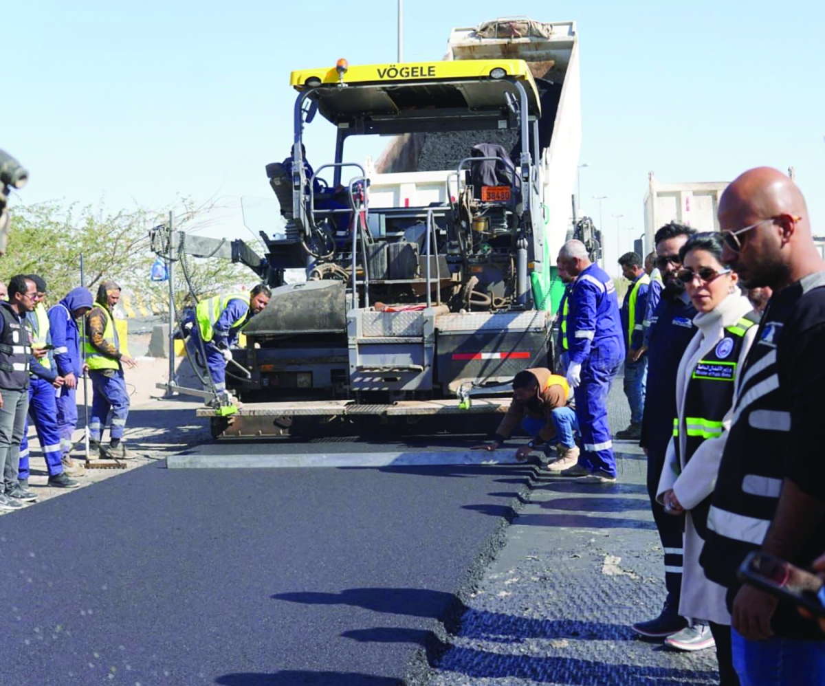 


فرش أسفلت في طريق السالمي 
