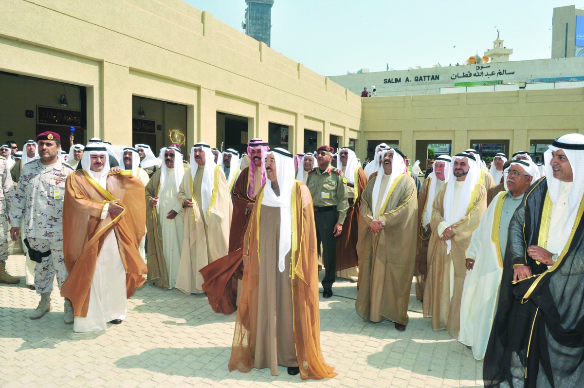 الأمير الراحل صباح الأحمد يزيل الستار عن الكشك عند افتتاحة مجدداً في 2011