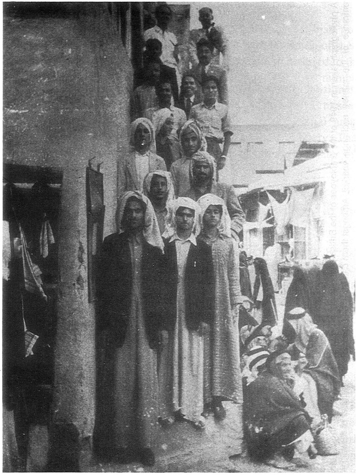 


موظفو البريد البريطاني عندما كان الكشك مقراً لإدارتهم نهاية الأربعينات 