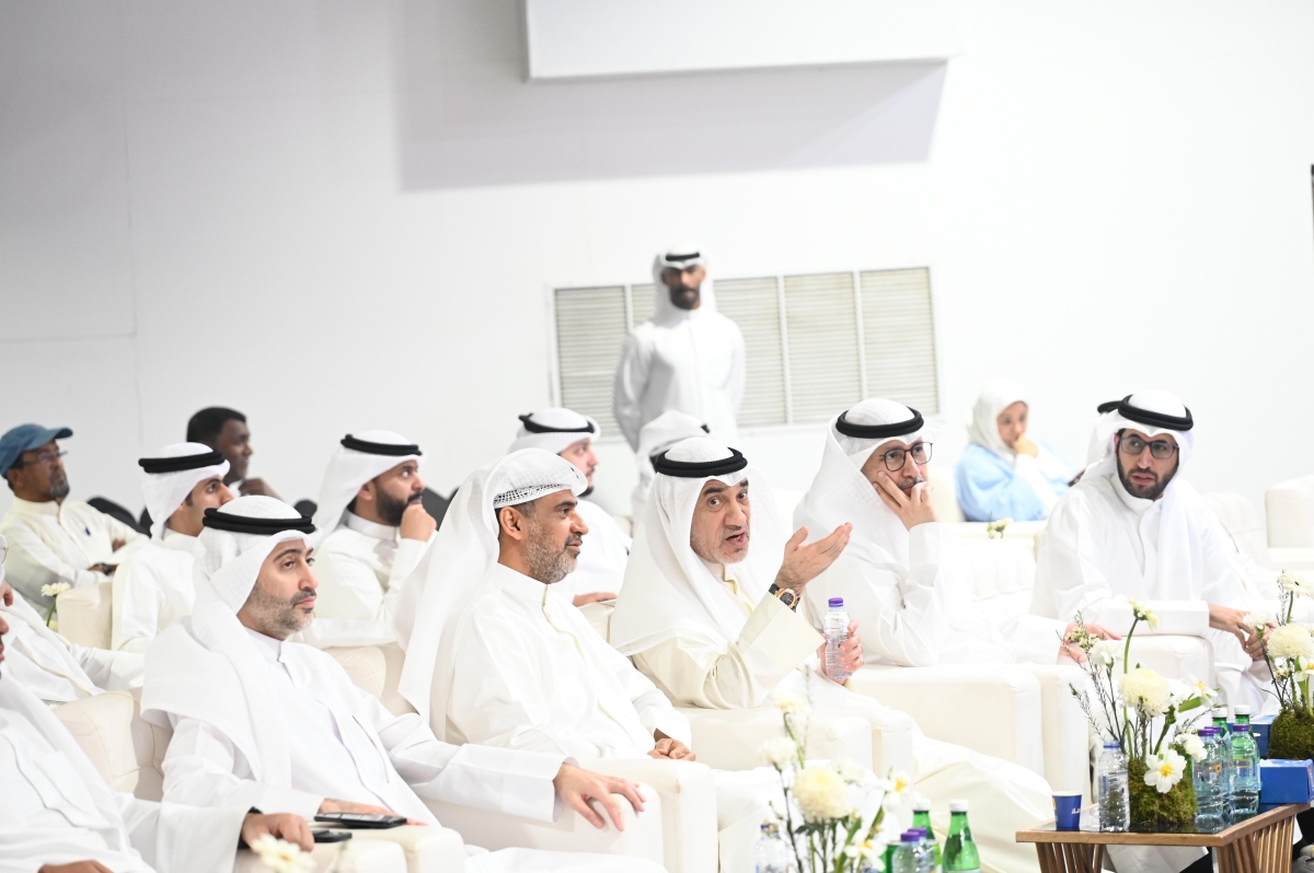 اليوسف ووزير التجارة خلال إجراء السحب