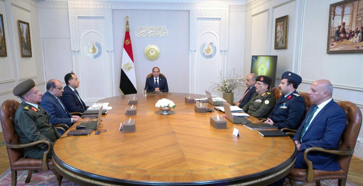 السيسي خلال اجتماع مع قيادات حكومية وعسكرية أمس
