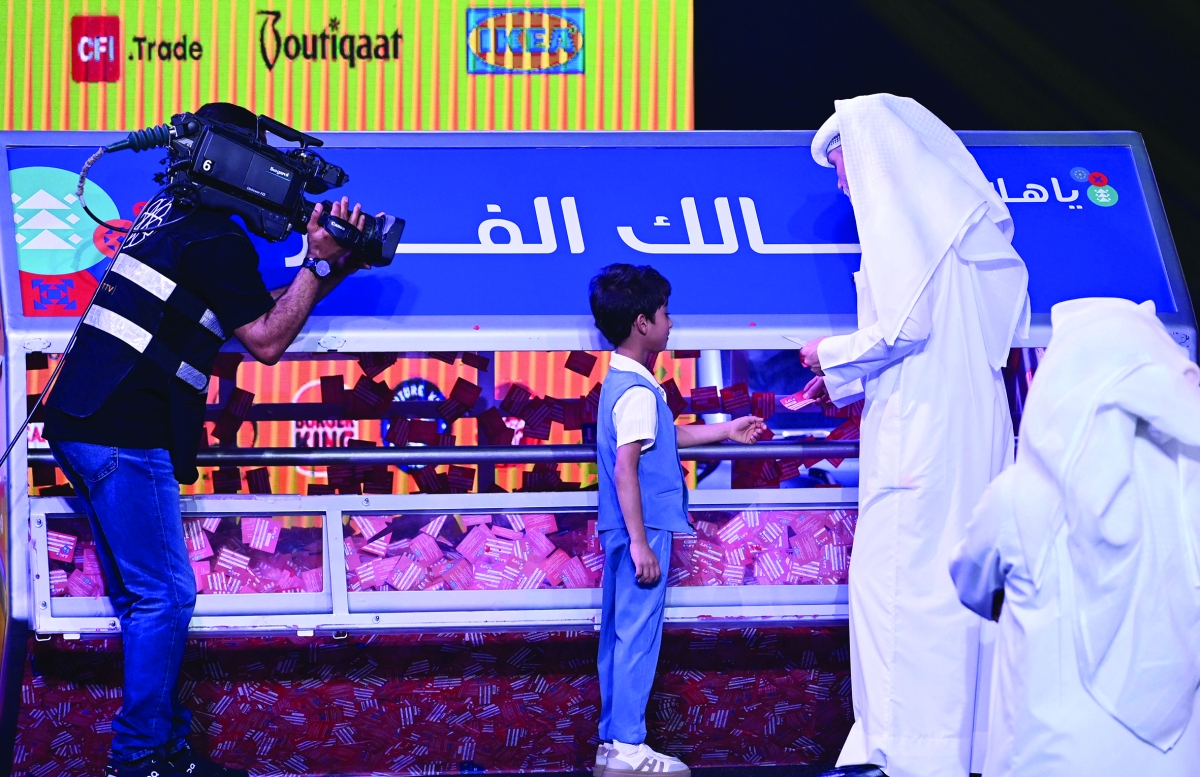 


مشاركة أحد الأطفال في عملية السحب 