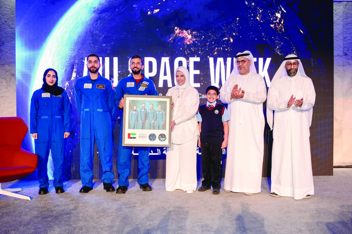 


أريج الغانم والسفير النيادي ورواد الفضاء الإماراتيون 	(تصوير نايف العقلة) 