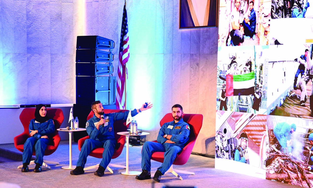 


رواد الفضاء الإماراتيون خلال حديثهم عن تجربتهم في «ناسا» 