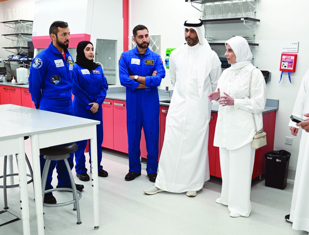 


أريج الغانم تتحدث مع  الرواد الثلاثة خلال جولتهم بالجامعة 