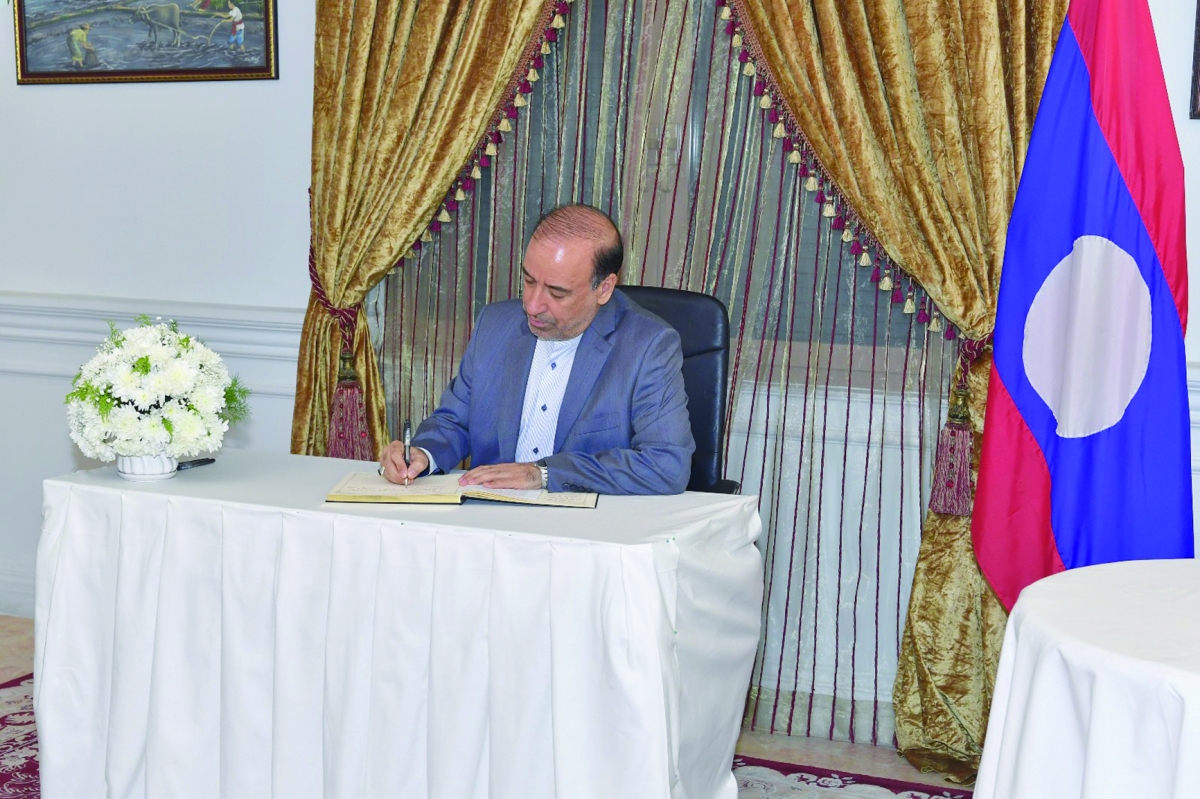 السفير الإيراني يدون كلمة بسجل العزاء