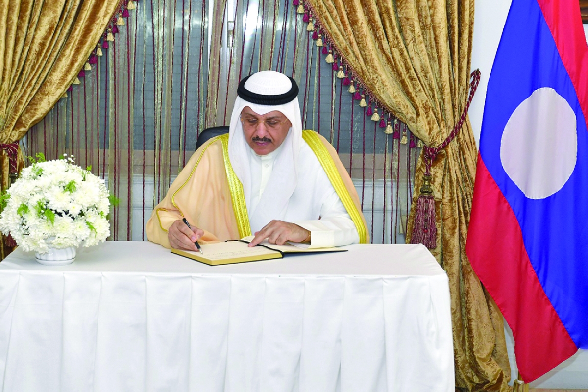 


السفير حيات مسجلا كلمة العزاء 