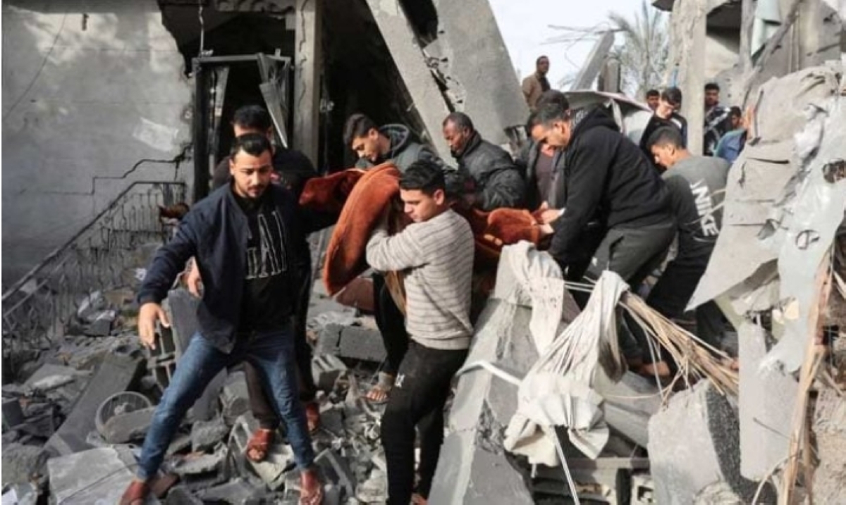 انتشال ضحايا من تحت ركام منزل استهدفته غارة إسرائيلية في ديرالبلح وسط غزة