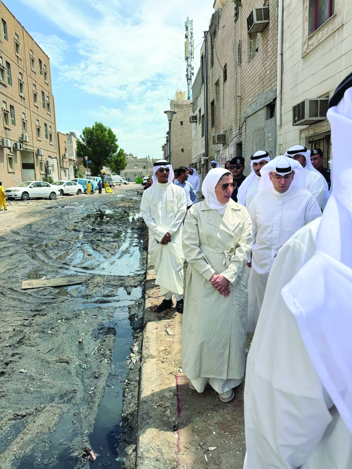 


عبداللطيف المشاري وعلياء الفارسي خلال الجولة في المنطقة 