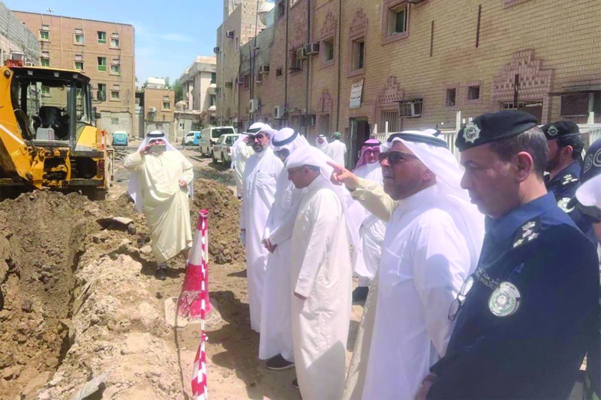 


الوزير وقيادات البلدية والأشغال خلال تفقدهم الشوارع الداخلية للجليب 