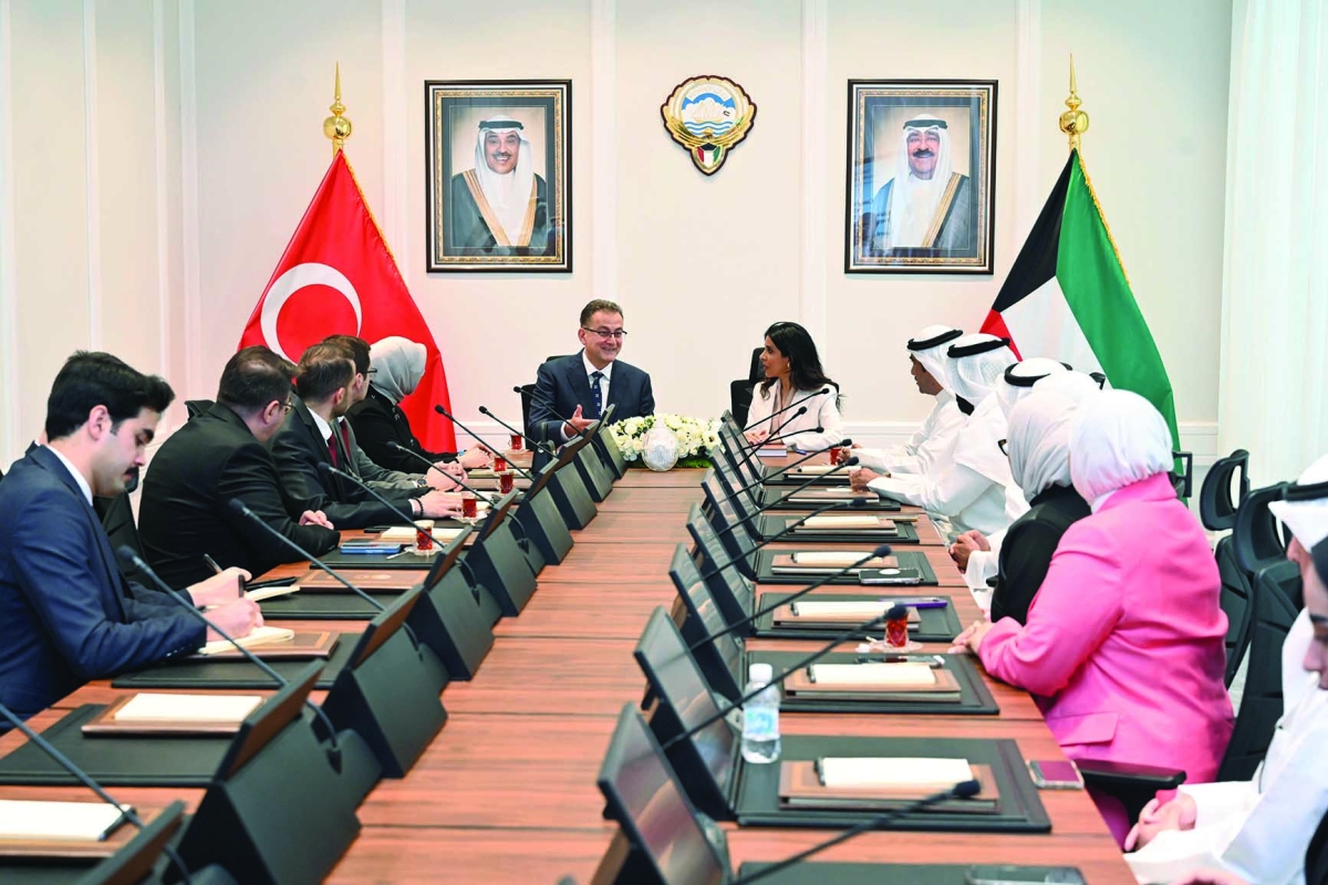 


المشعان وممثل الشركة التركية خلال جلسة توقيع العقد 