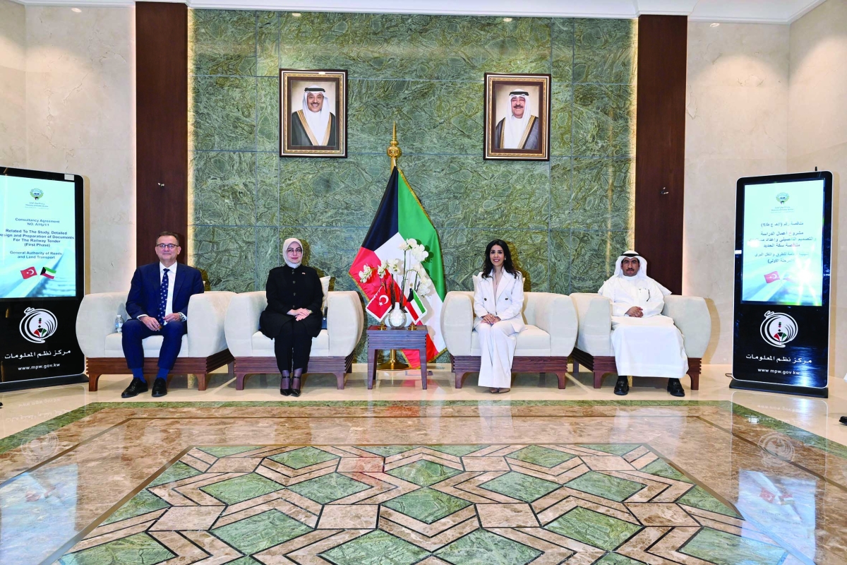 


المشعان وسونمز تتوسّطان وكيل وزارة الأشغال وممثل شركة برويابي 