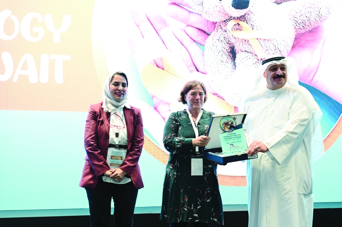 


وزير الصحة والشريدة خلال تكريم إحدى المشاركات بالمؤتمر 	 (تصوير سعود سالم) 