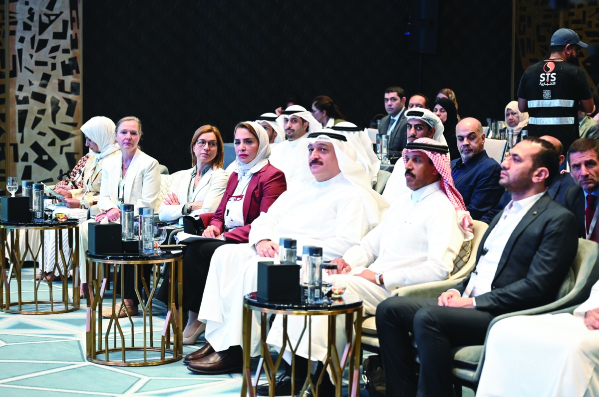 


العوضي متقدماً حضور المؤتمر 