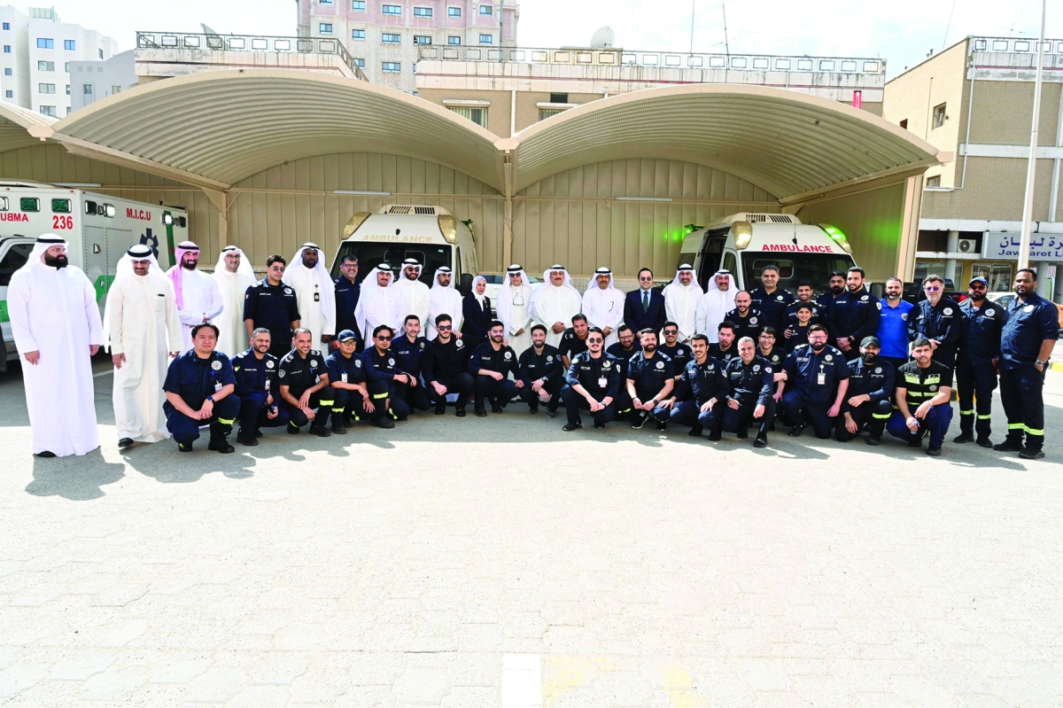 وزير الصحة متوسطاً العاملين بالمركز