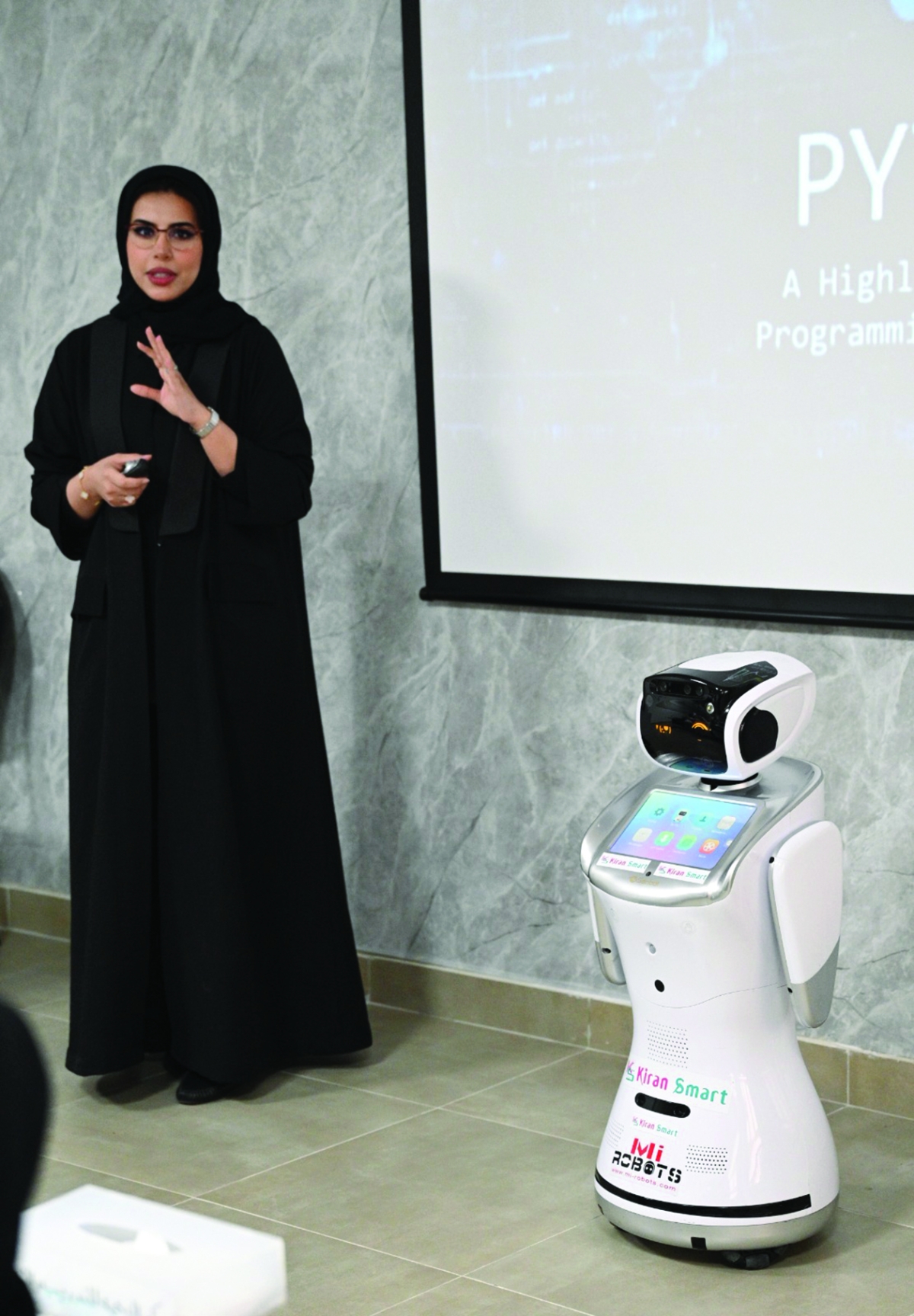 مها العنزي تشرح التقينة التي اقترحتها مدرستها على توجيه الحاسوب