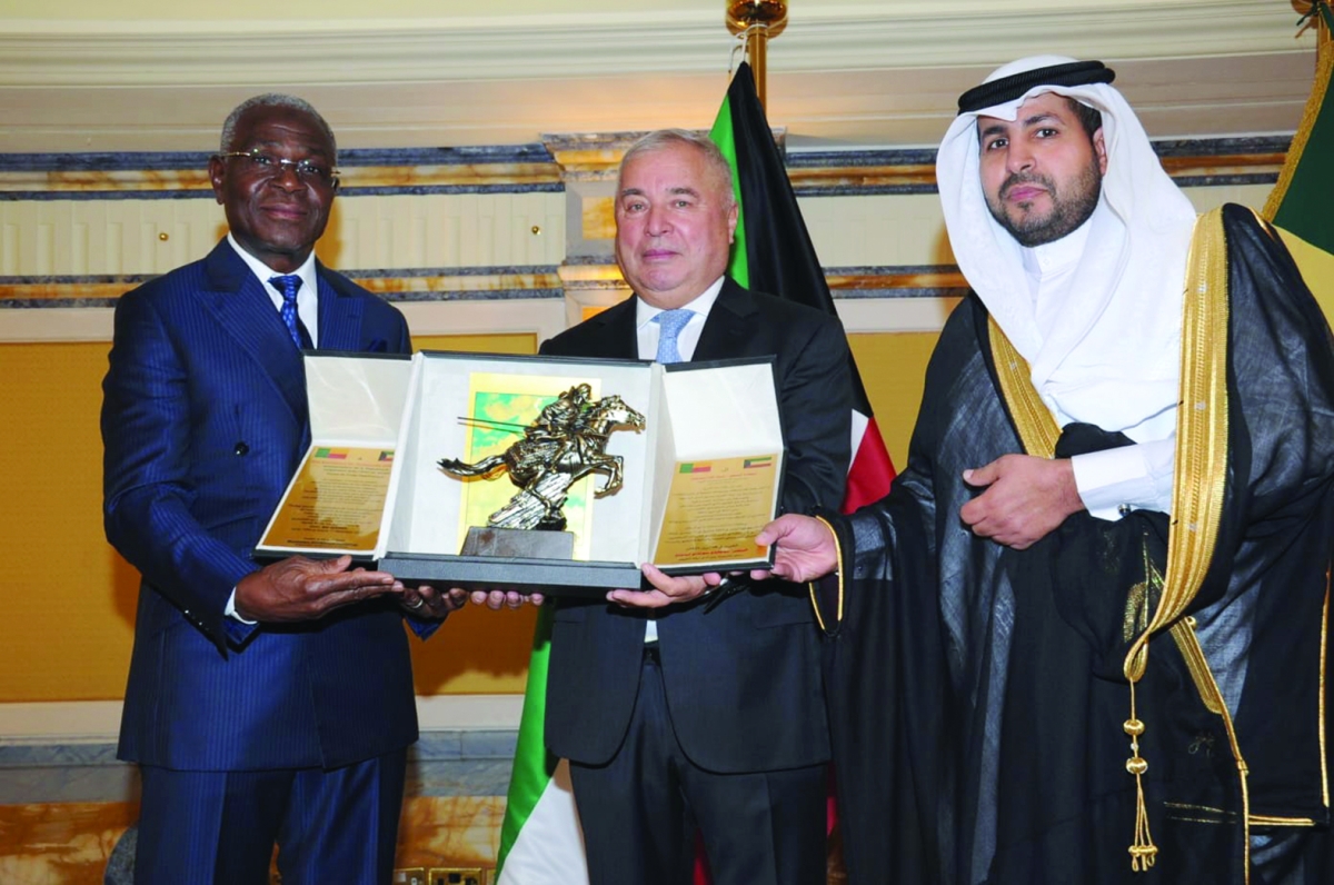 


زبيدوف يهدي السفير إيسوفو درعاً تذكارية 