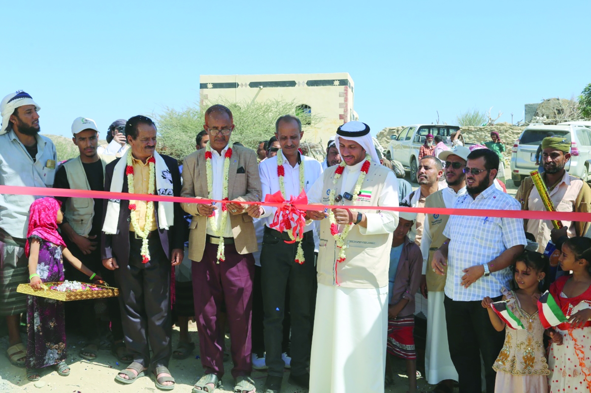 مسؤولو النجاة خلال افتتاحهم إحدى القرى في اليمن