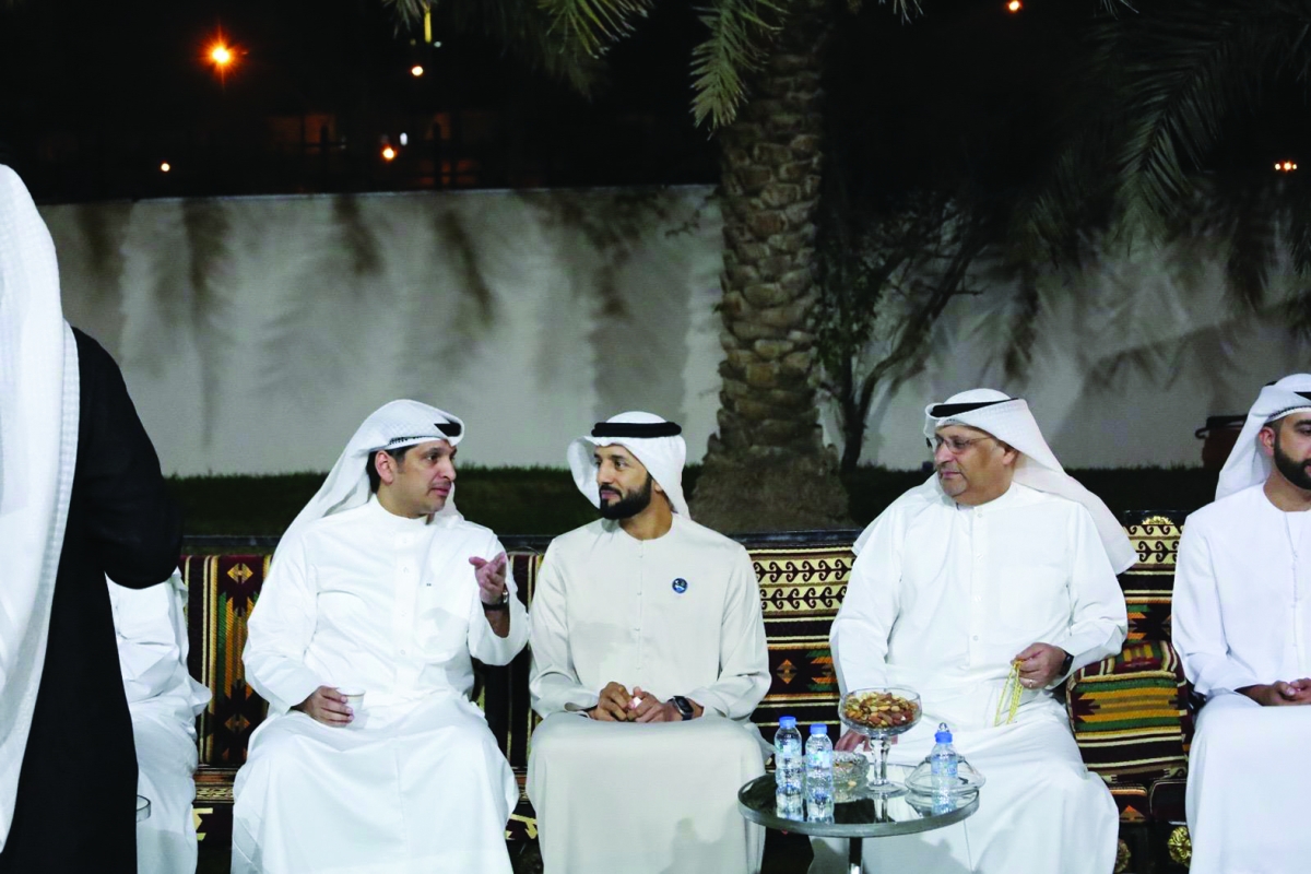 


سلطان النيادي مع الوزيرين المطيري والعمر 