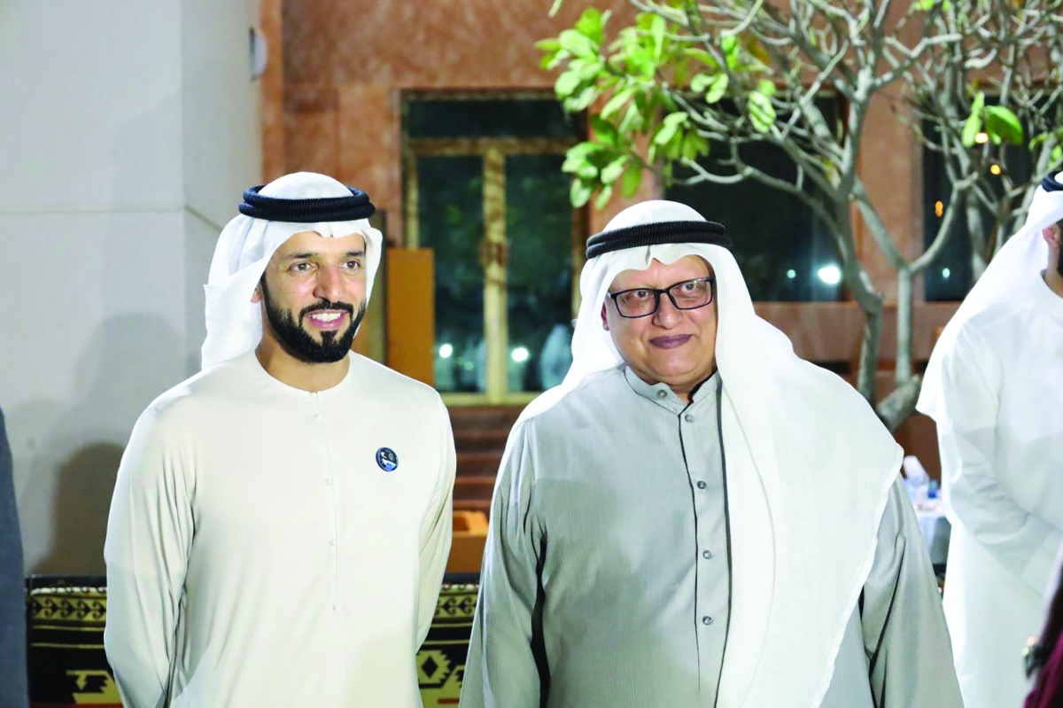 رائد الفضاء الدكتور سلطان النيادي مع الزميل خالد الشرقاوي