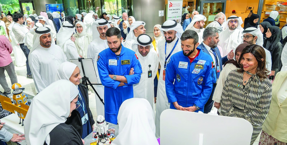 


دينا الميلم ورواد الفضاء الإماراتيون خلال المعرض 