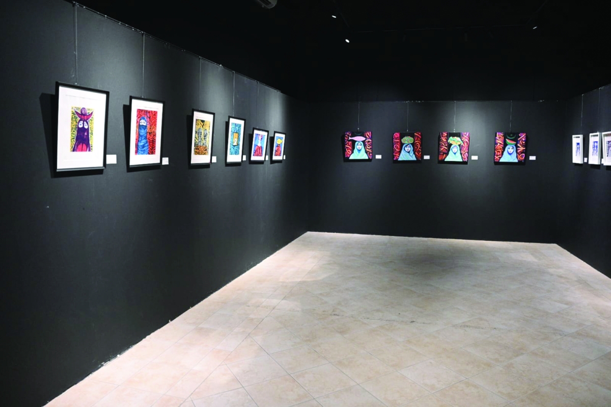 


المرأة الكويتية حاضرة في لوحات البقصمي 