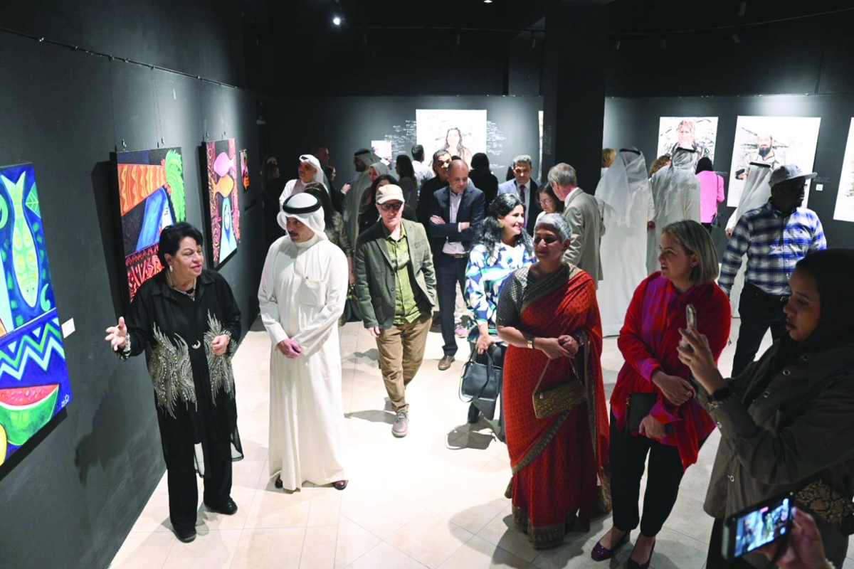 


البقصمي تشرح لوحاتها بحضور الأحمد ومواني وحشد من الحضور     (تصوير نايف العقلة) 