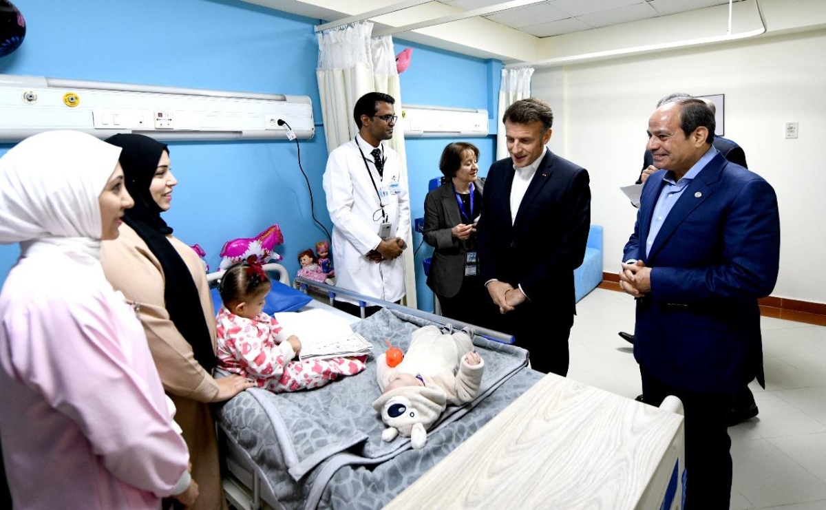 السيسي وماكرون يزوران طفلة فلسطينية في مستشفى العريش