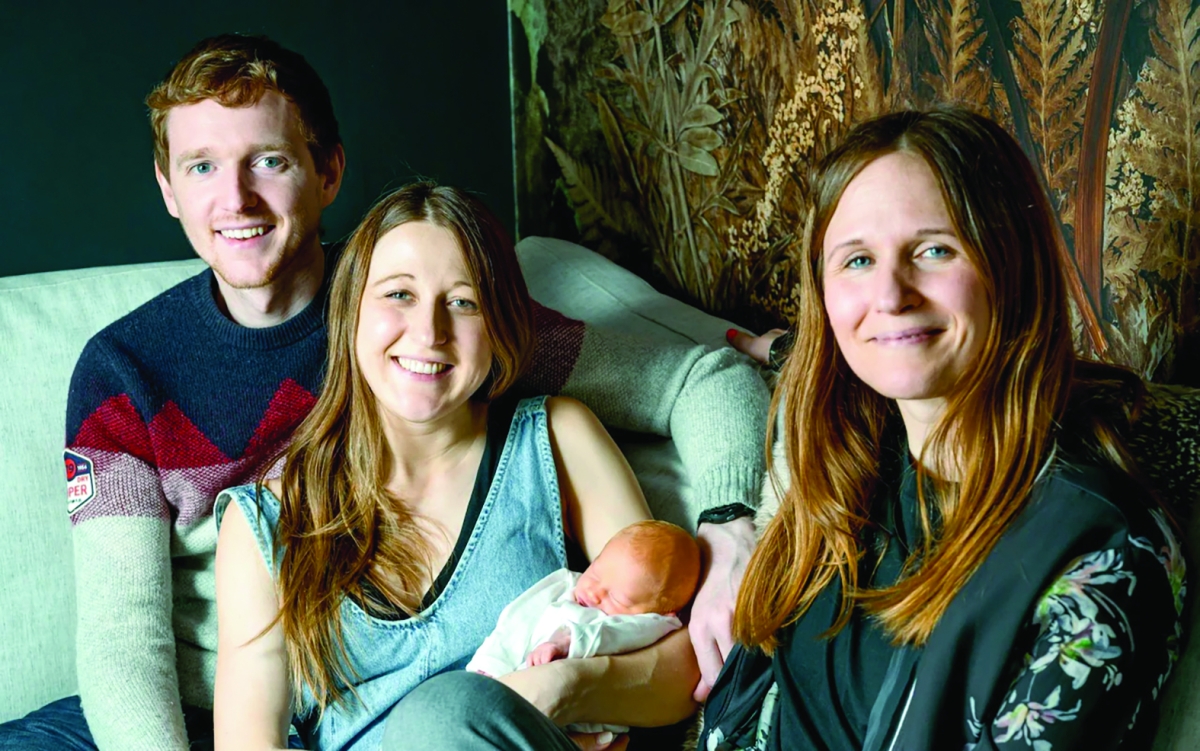 


ديفيدسون حاملة مولودتها ومتوسطة زوجها وشقيقتها التي تبرعت لها بالرحم 