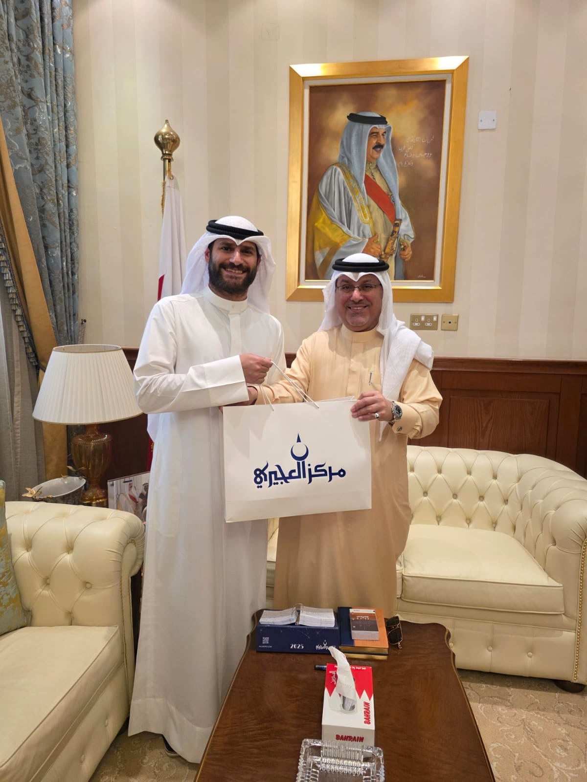 المالكي يتسلم نسخة من تقويم العجيري الخاص ببملكة البحرين من يوسف العجيري