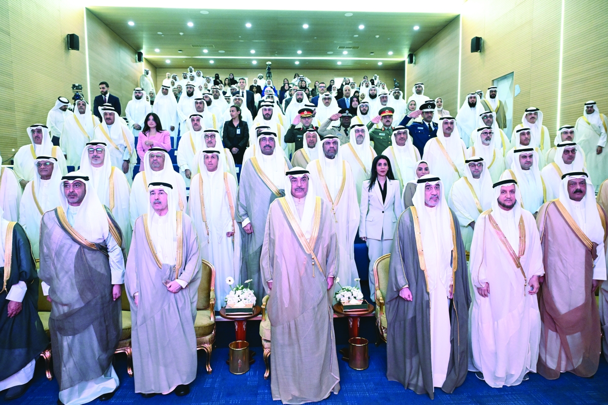 


ولي العهد في مقدم الحضور متوسطاً رئيس الوزراء بالإنابة ورئيس الحرس الوطني وكبار المسؤولين بالدولة 