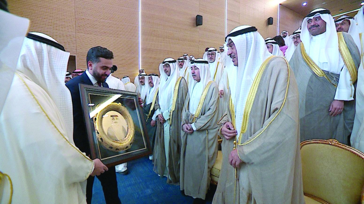 ممثل الأمير يتلقى هدية تذكارية بالمناسبة