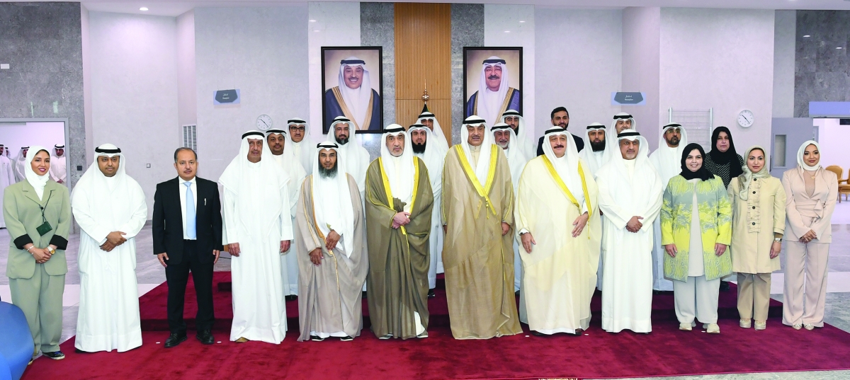 


ممثل الأمير متوسطاً رئيس الوزراء بالإنابة ووزير الصحة في صورة جماعية مع كبار المسؤولين والكوادر الطبية خلال افتتاح المستشفى 