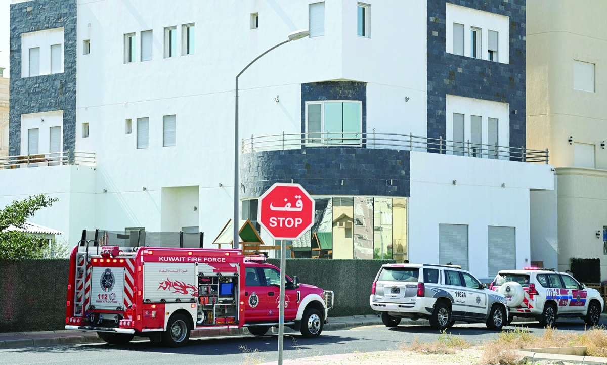 سيارات الإطفاء في مهمة فتح أحد المصاعد