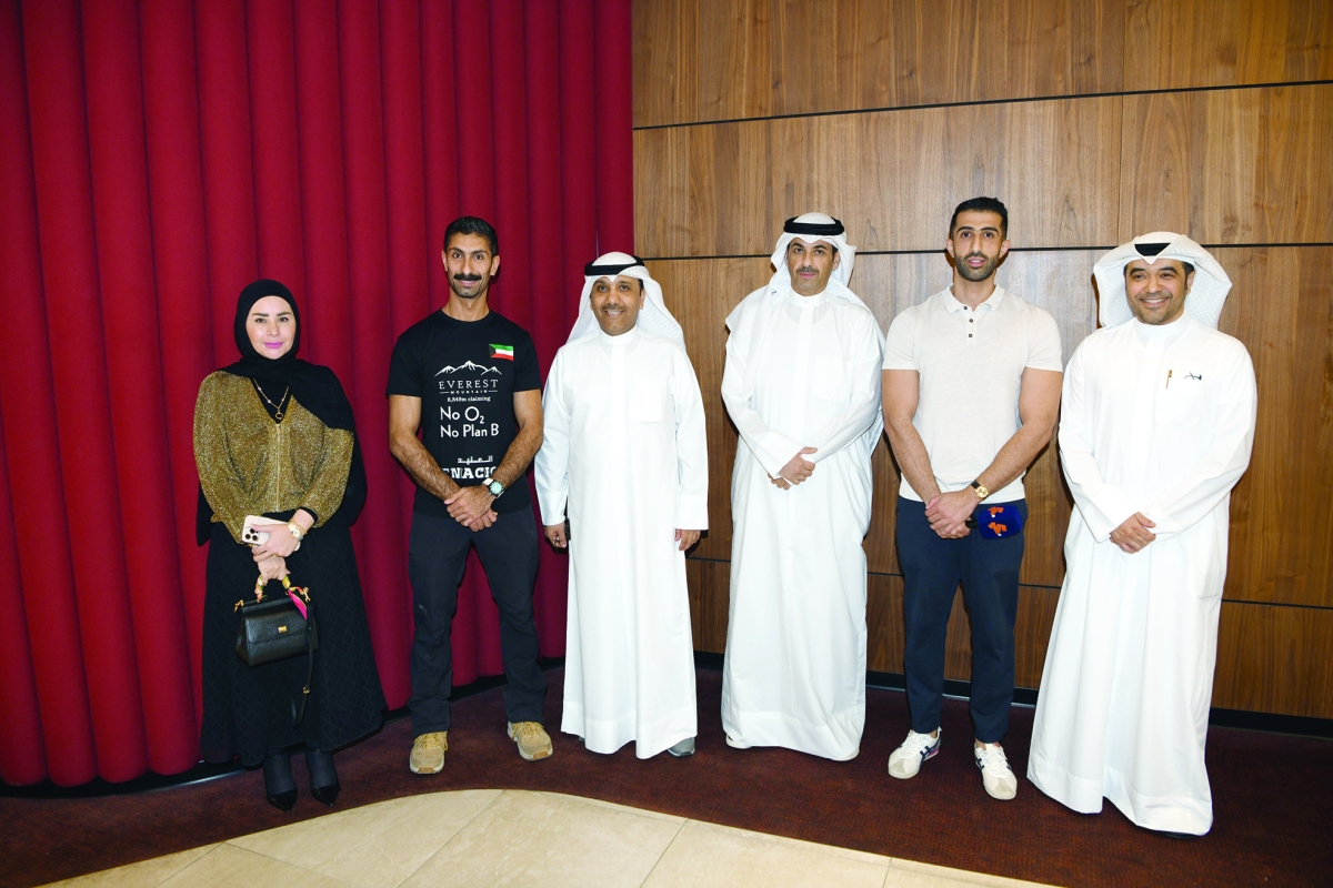 


الشطي مع لافي السبيعي وبعض الحضور 