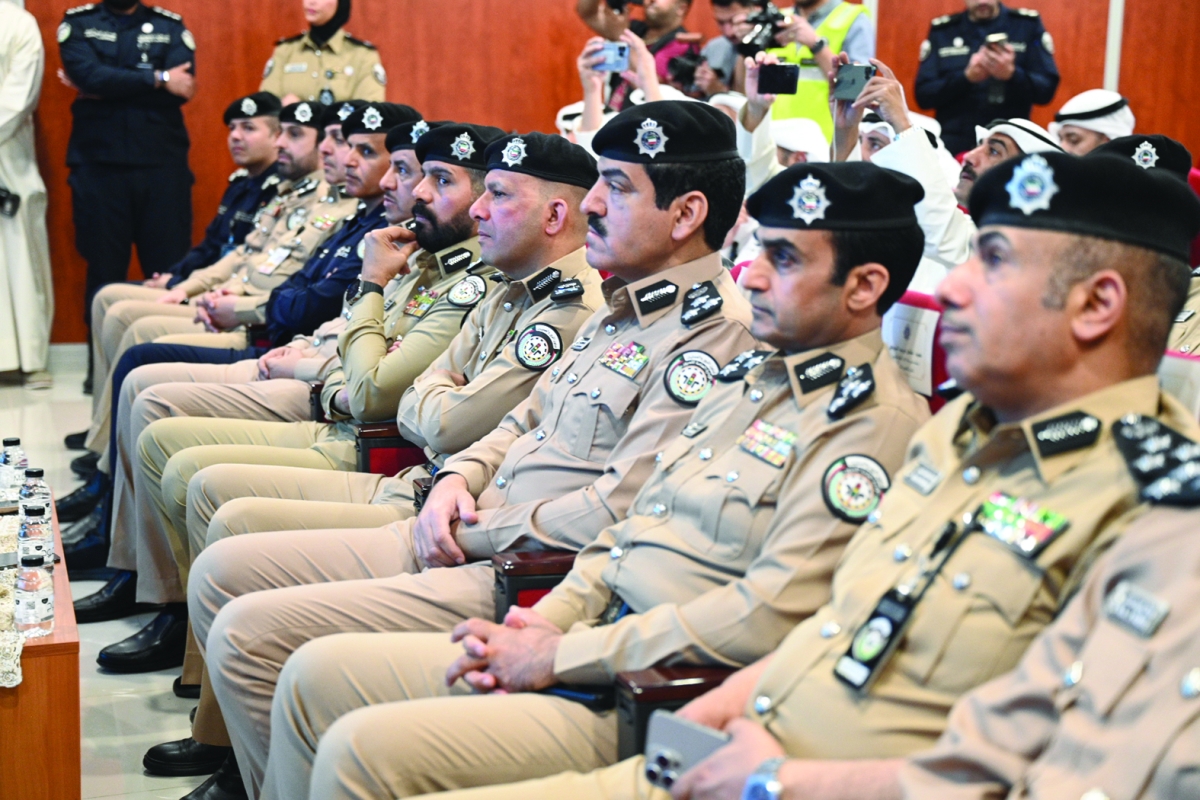 


اللواء الخدة متوسطاً قيادات المرور خلال المؤتمر 