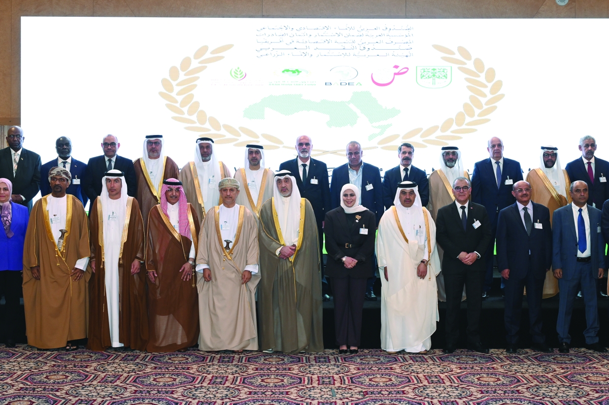 


اليوسف متوسطاً وزراء المالية ومسؤولي الهيئات المشاركين في الاجتماعات 